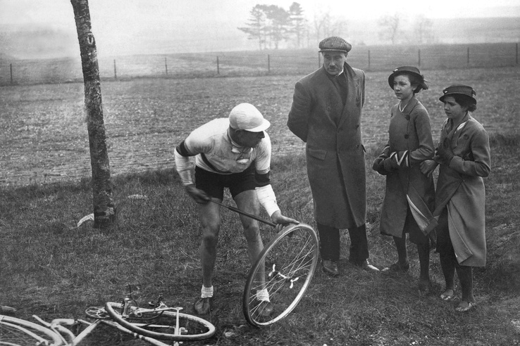 Ma már elképzelhetetlen lenne ez a kép, a versenyzők nem maguk javítják a defektet, egyből cserekereket kapnak. 1934-ben Georges Speicher viszont még megszenvedett