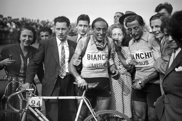 Serse és Fausto Coppi az 1949-es versenyen. Serse eredetileg második lett, de egy óvás után végül belőe is elsőt csináltak hónapokkal később. A célvonalon először áthajtó André Mahé is megtarthatta a győzelmét