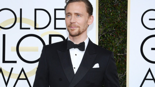 Tom Hiddleston nem csinál ügyet abból, ha meztelenkednie kell a filmvásznon