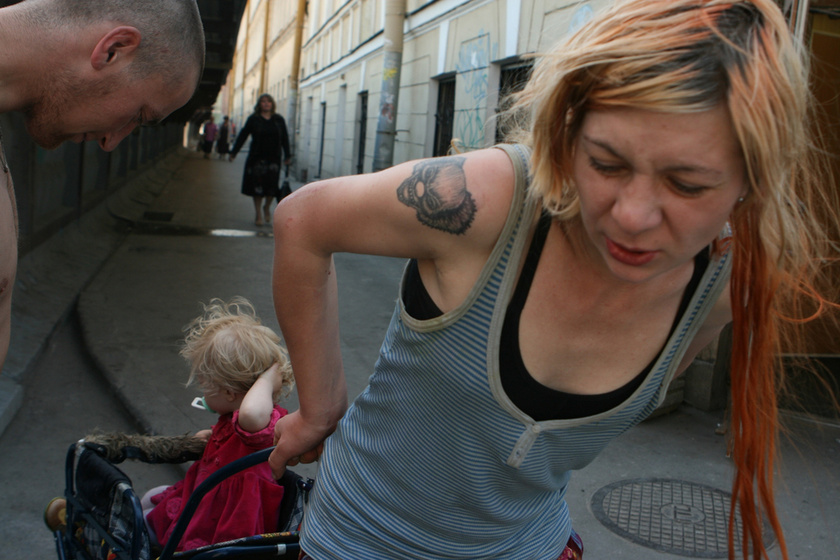 Cigi a baba szájában, bedrogozott meztelenek a szobában - Felkavaró fotósorozat egy orosz punk család életéről