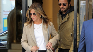 Jennifer Anistonnak valahogy természetesebben áll a street style, mint Vajna Tímeának