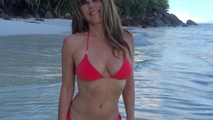 Elizabeth Hurley bikinis teste 51 évesen is lenyűgöző