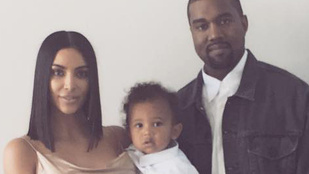Kim Kardashian családi portréjáról csak úgy süt, hogy minden rendben van