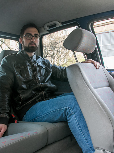180 centi fölötti sofőrnél kezdődnek a gondok, ha hátra sem alacsony ember ül