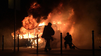 Kiégett egy busz a Széll Kálmán téren