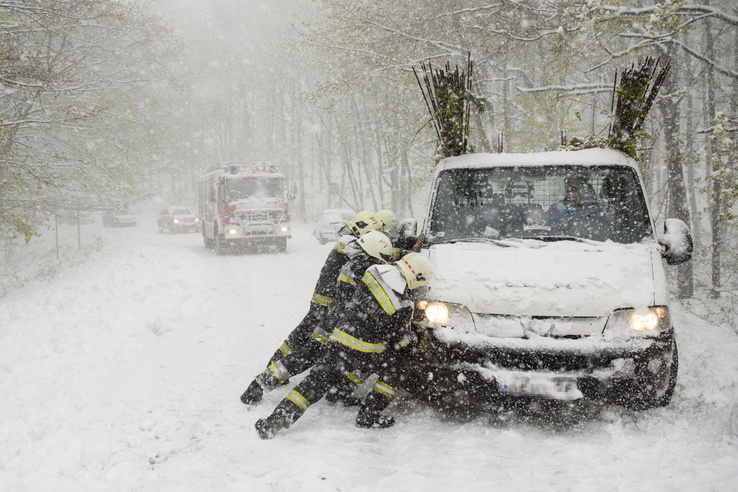 Tűzoltók egy elakadt teherautót mentenek a hóesésben Mátraszentimre közelében