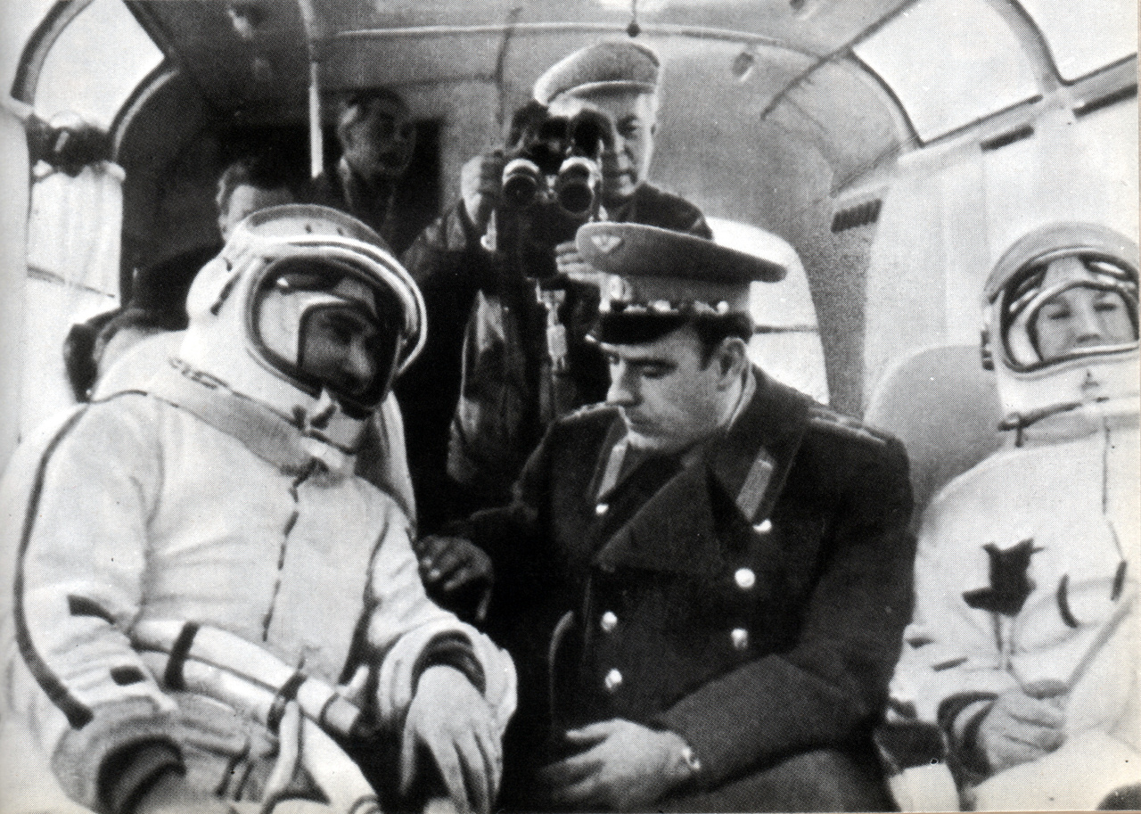 1965. március 18. Komarov a Voszhod-2 útra kész két űrhajósával, Beljajevvel és Leonovval, a startállásra tartó buszban.
