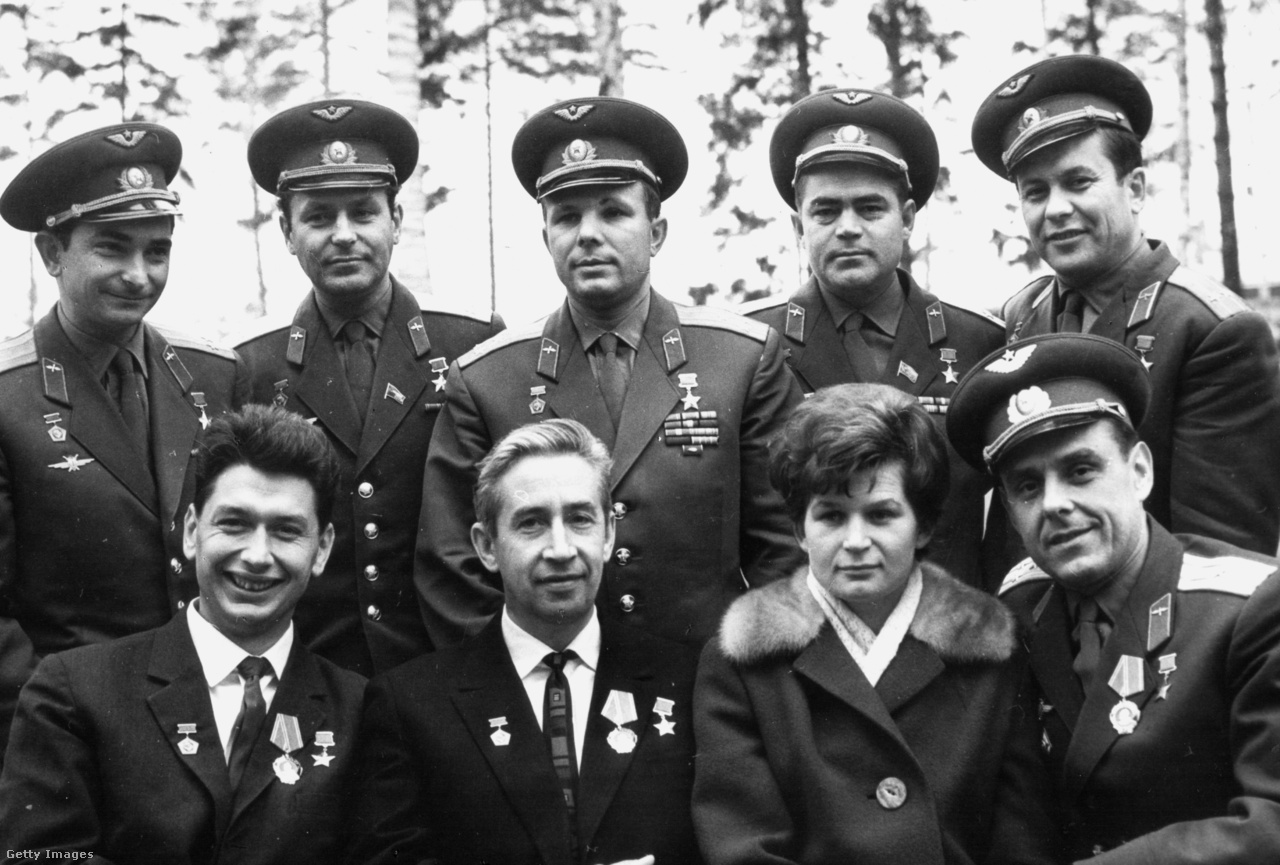 1964, Csillagváros: a Voszhod-1 legénységének sikeres visszatérése után készült kozmonauta csoportkép. Ülő sor balról jobbra: Feoktyisztov, Jegorov, Tyereskova és Komarov, mögöttük Bikovszkij, Tyitov, Gagarin, Nyikolajev és Popovics.
                        