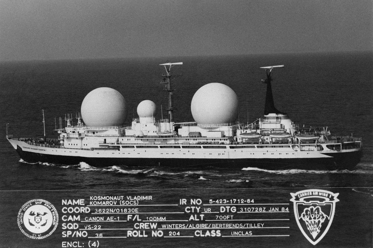 A szovjet űrhivatal Komarovról elnevezett űrtávközlési hajója az amerikai haditengerészet 1984-ben készült fotóján.