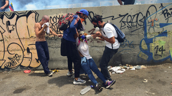 Óriási tüntetéssorozat dagad Venezuelában, hárman meghaltak
