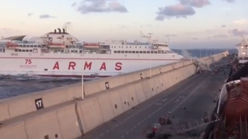 A mólónak ütközött egy tengerjáró a Kanári-szigeteken