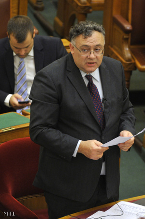 Íjgyártó István a Külgazdasági és Külügyminisztérium államtitkára napirend előtti felszólalásra válaszol az Országgyűlés plenáris ülésén 2015. október 6-án.