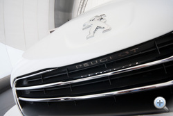 A rács tetején finom Peugeot-felirat: még a betűtípus is a 404-esre utal. Nem az errorra, hanem a Peugeot-ra