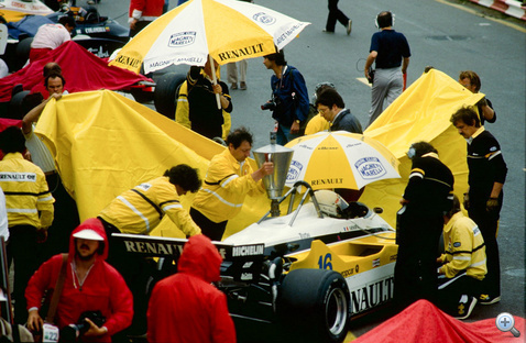 René Arnoux Renault Turbóját töltik fel Zandvoortban, 1982-ben. A turbómotorok egyre erősebbek és egyre szomjasabbak lettek, ezért 1983-tól a Brabham és a Renault kipróbálta a verseny közbeni tankolást. Bejött!