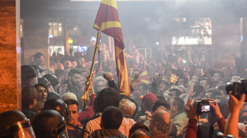Maszkos, erőszakos tüntetők törtek be a macedón parlamentbe