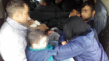 Tíz embert zsúfolt egy hétszemélyes autóba egy bolgár csempész