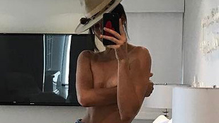 Kendall Jenner legfrissebb szelfije nem csak azért érdekes, mert toplessben pózol rajta