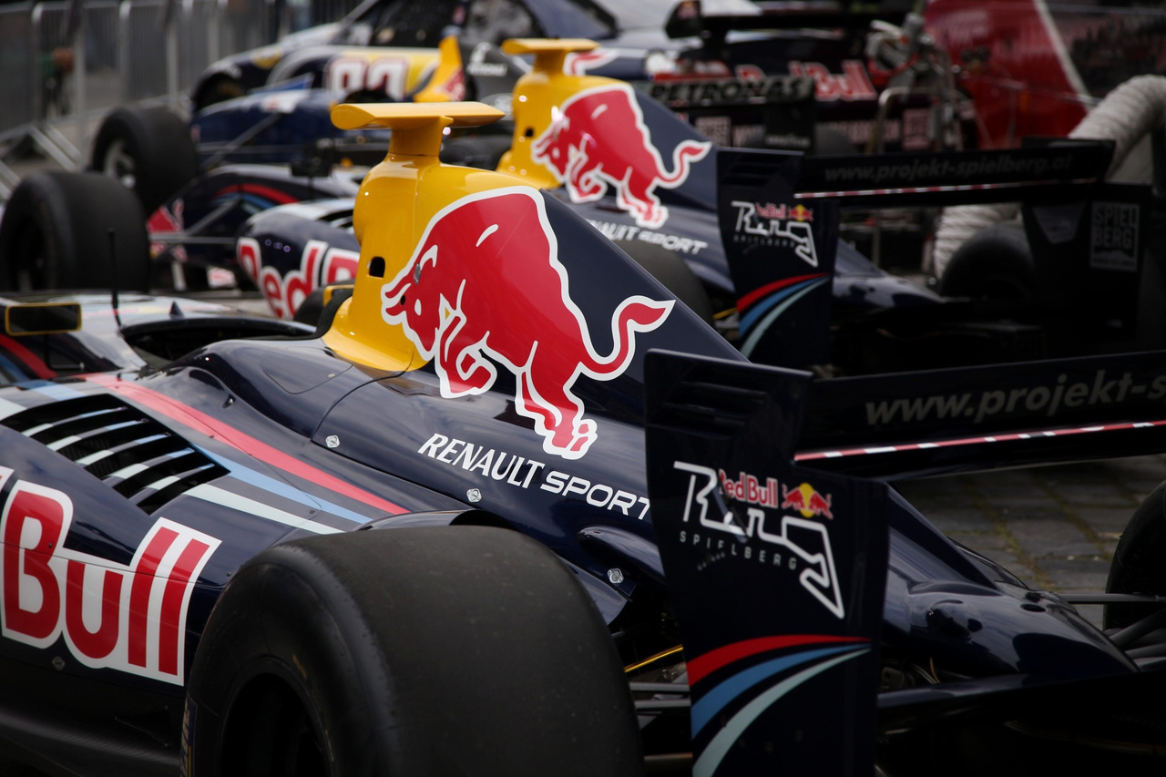 A Red Bull egész armadával készült a 2017-es nagy futamra  –  Forma-1-es, Nascar- és WSR-versenyautók egyaránt színesítették a palettát – bár Wendlinger ’95-ös Sauberje ezúttal sem bírta sokáig a kiképzést, a második felvonás első körében megadta magát