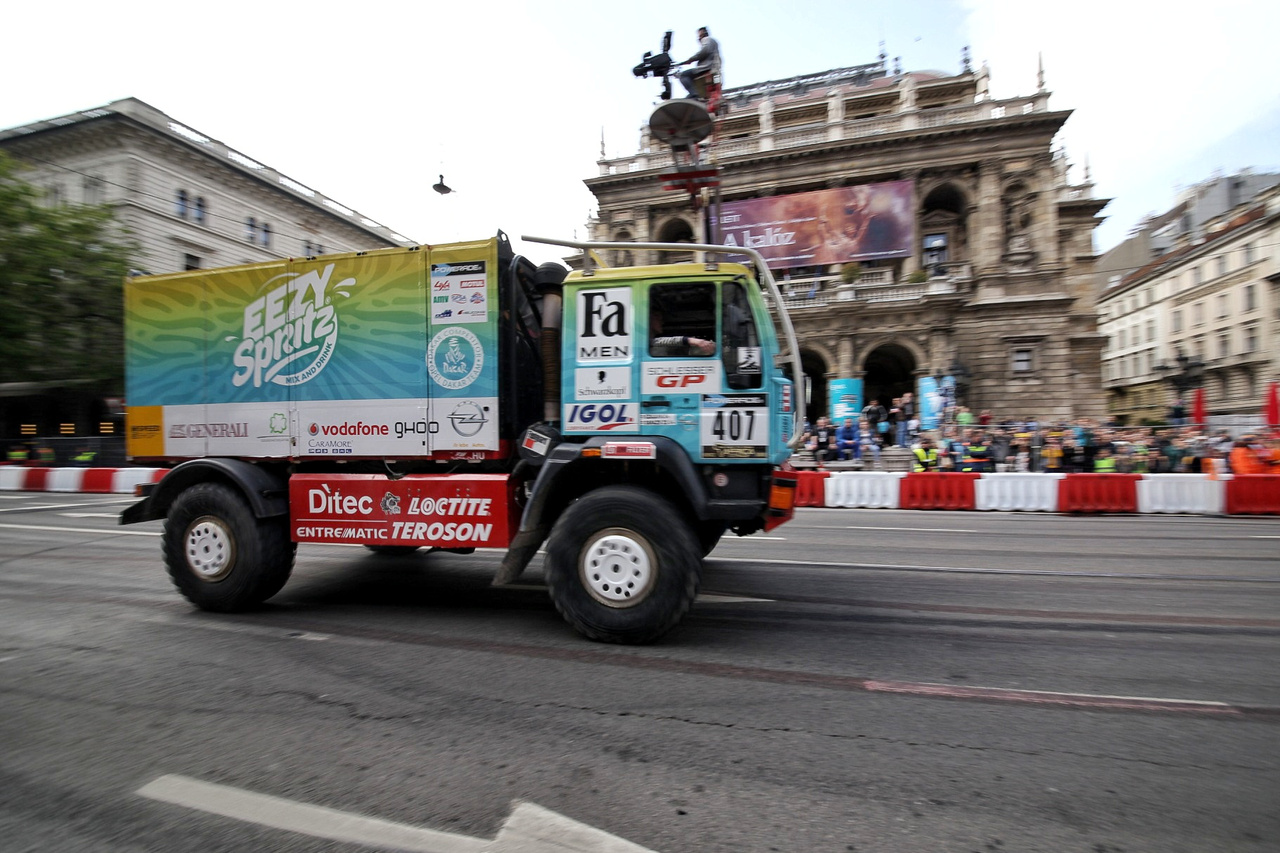 A Szalay Dakar Team a versenykamiont is kihozta a Nagy Futamra – a szúrófényekkel valószínűleg simán hegeszteni lehetne a közeli szállodaberuházáson