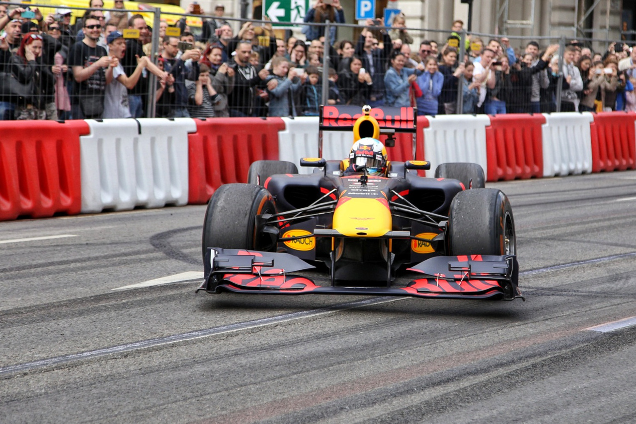 Ricciardo a második körre önfeledt driftelésbe és gumiégetésbe kezdett, mindenki örömére, ha már Szocsiban ezúttal nem rúghatott labdába fékhiba miatt