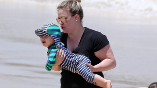 Kelly Clarkson levitte a strandra a gyerekeket