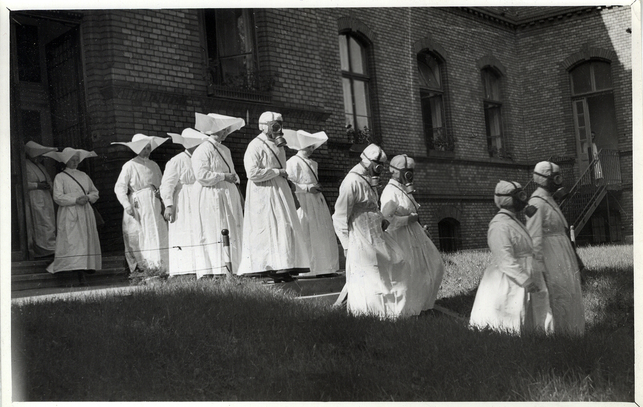 Budapest, 1940-es évek eleje
                        Irgalmas nővérek polgári védelmi gyakorlaton