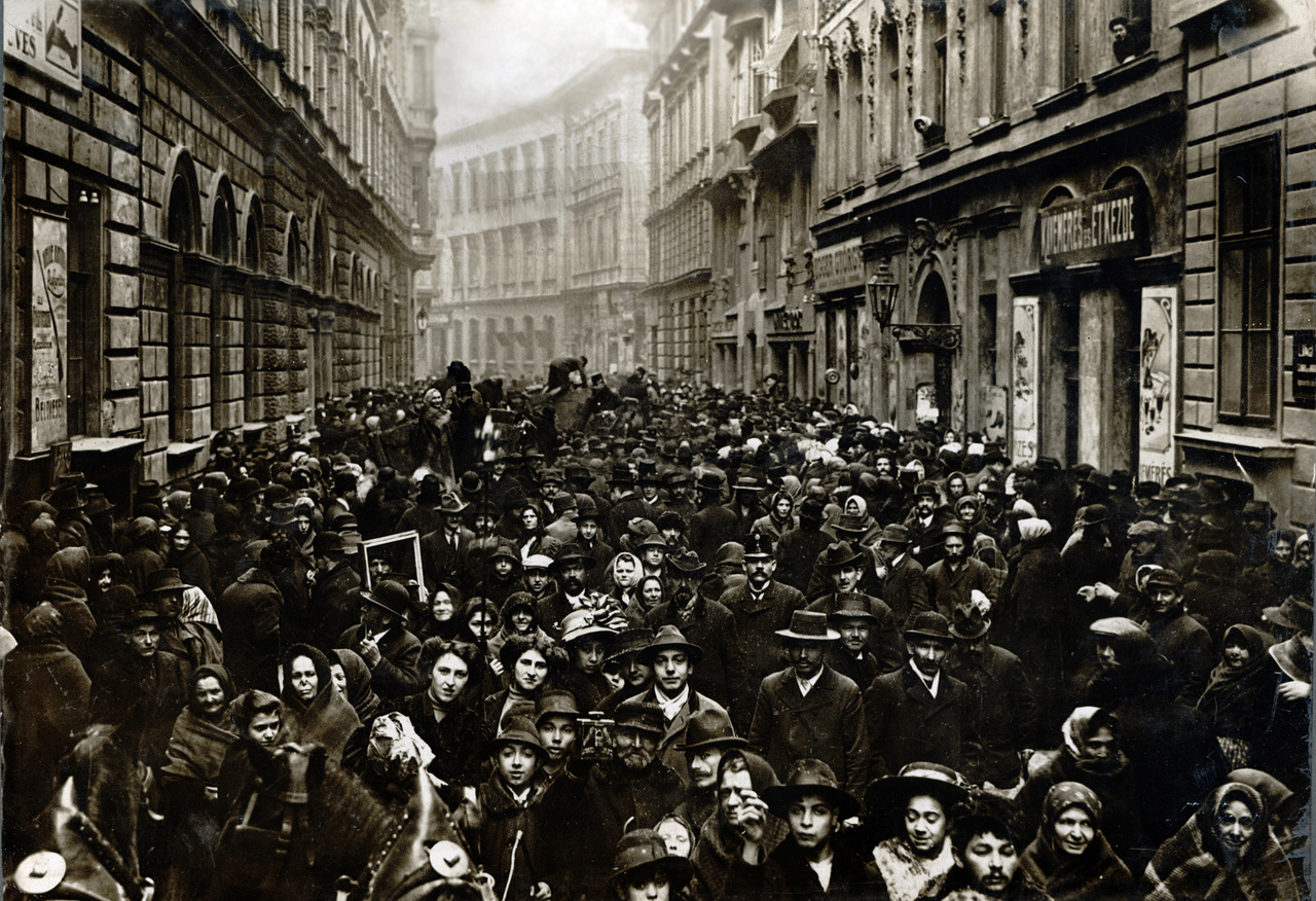 Síp utca, 1911
                        Rothschild által a pesti zsidóknak hagyományozott 100 ezer korona kiosztásakor