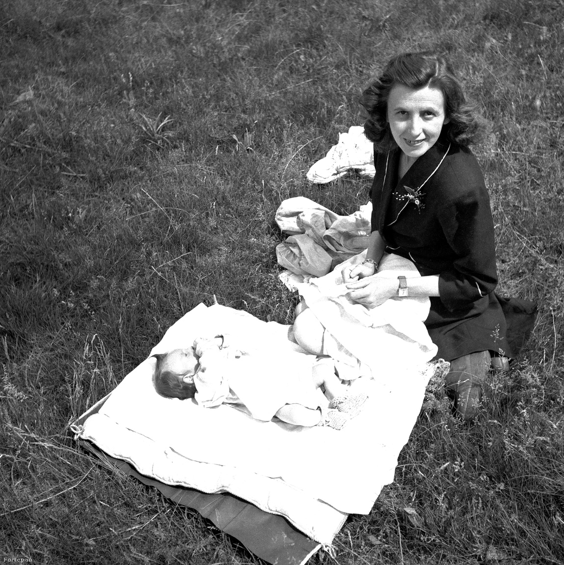 Anya és lánya (Erzsébet és Györgyi) egy családi pikniken, már a háború megpróbáltatásai után.