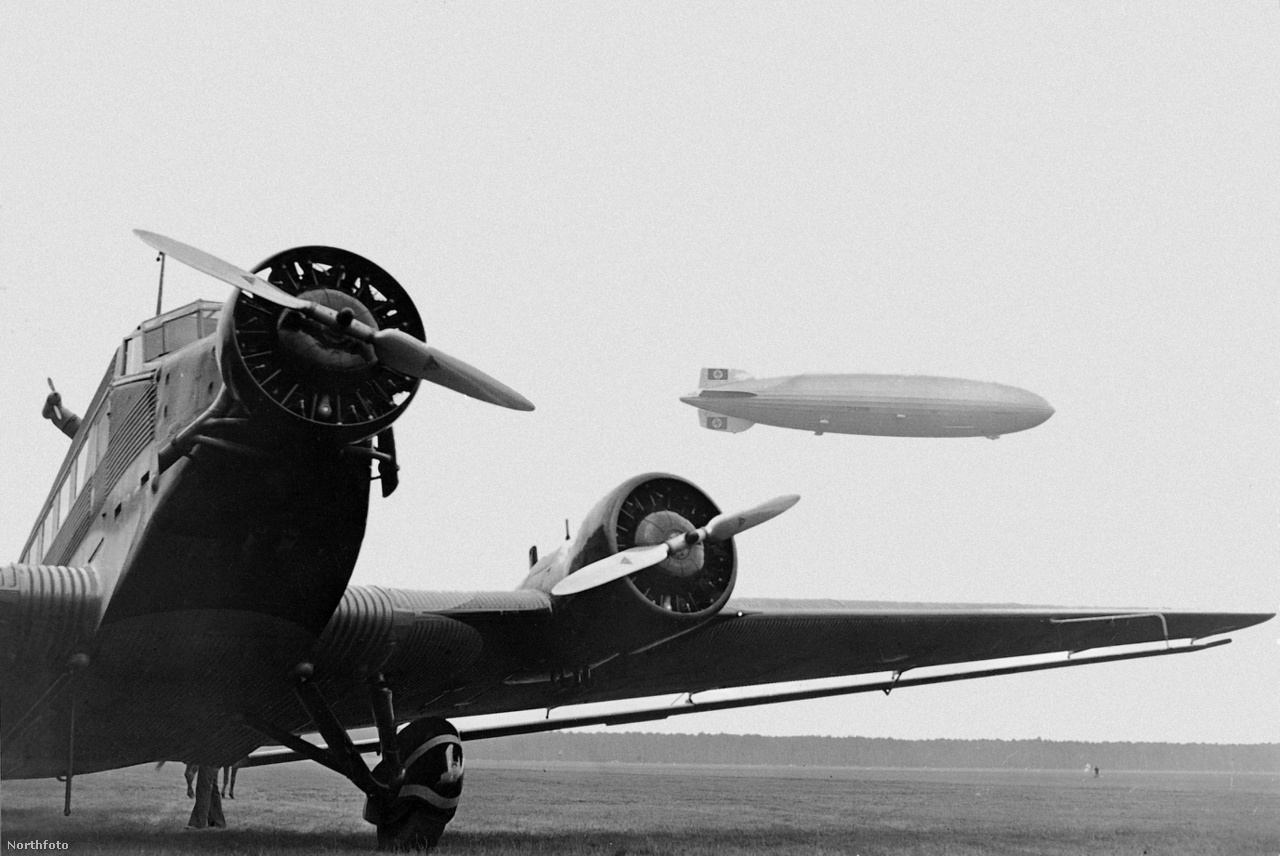 1936. július 9. A frankfurti reptér megnyitójára érkezik a Hindenburg, az előtérben egy Junkers Ju-52, hárommotoros utasszállító repülőgép.