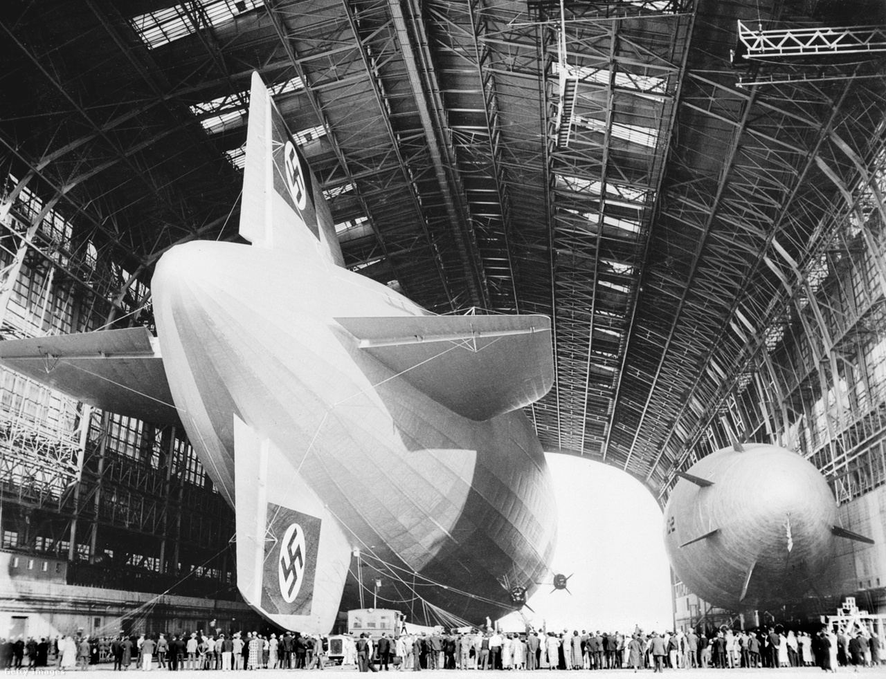 Kétségkívül impozáns látványt nyújtott a Hindenburg a hatalmas hangár acélszerkezetétől ölelve.