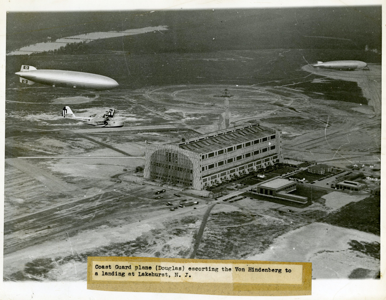 1936. május 9. Első érkezés az Egyesült Államokba. A Hindenburgot a parti őrség repülőgépe kíséri a lakehursti kikötőhelyre.