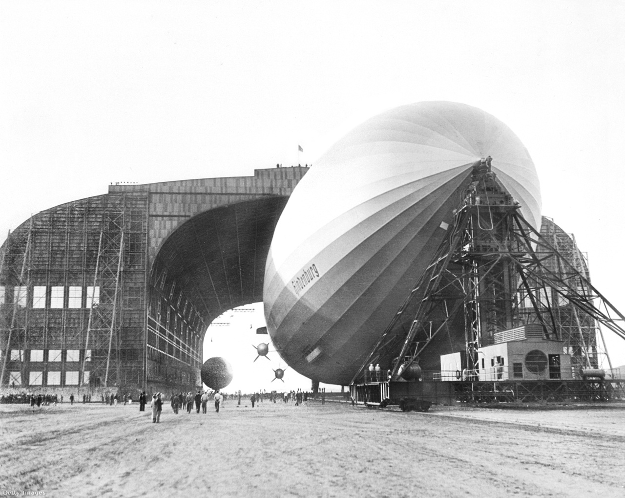 1936. május 9. A kép akkor készült, amikor a Frankfurtból érkezett léghajót bevitték a lakehursti hangárba. 