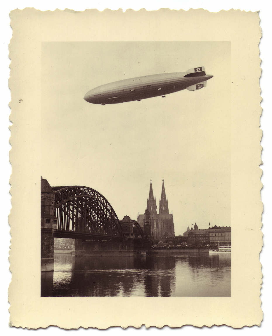 Ezen a 1936. márciusi fotón Köln fölött, az egyik korai propaganda-repülése közben látható a Hindenburg. Az alsó függőleges vezérsíkon jól látható egy sérülés, amit akkor szerzett a léghajó, amikor szeles időben kissé földhöz csapódott a farokrész.