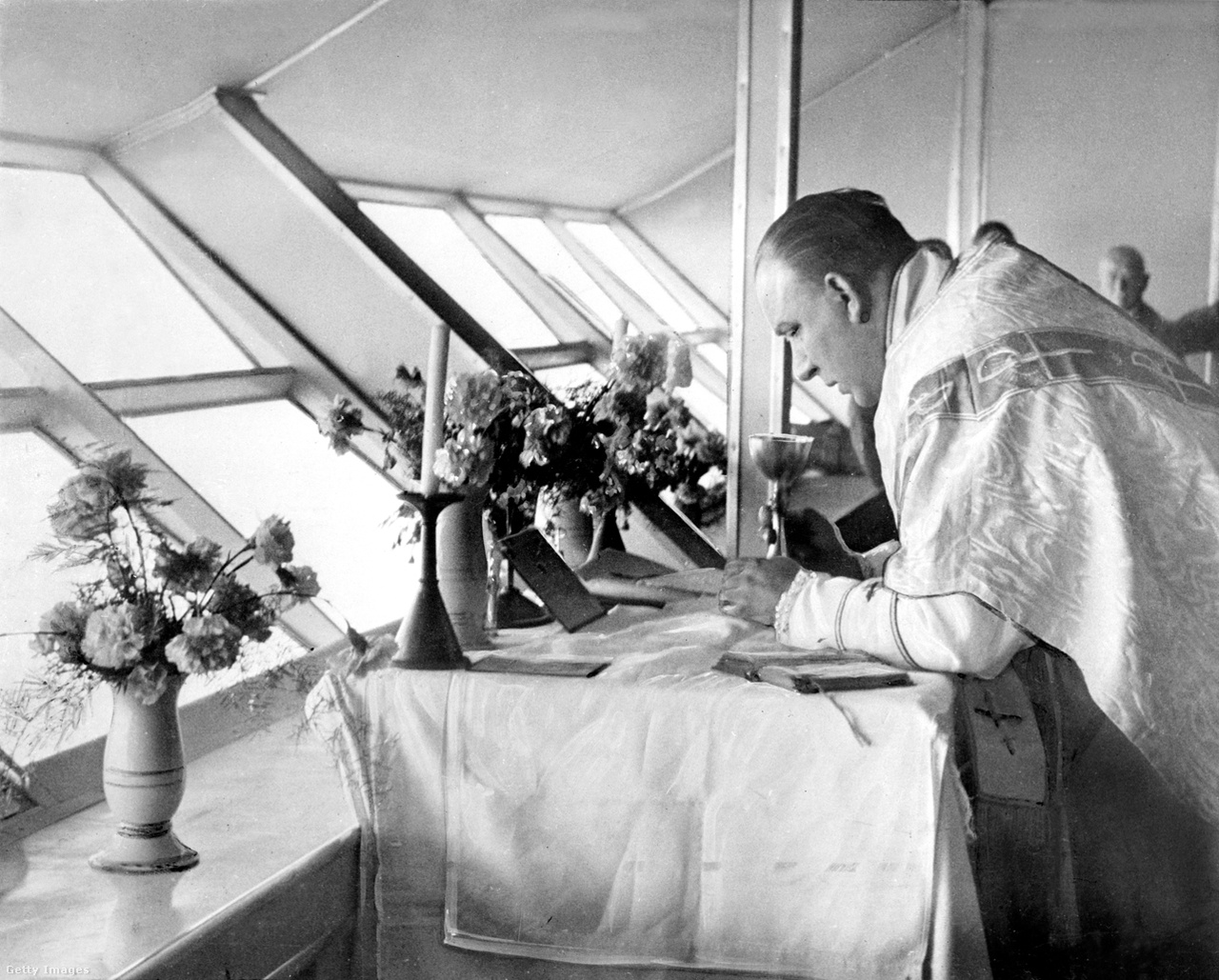 1936. május: mise a Hindenburg fedélzetén, valahol az Atlanti-óceán fölött, első útján Amerika felé. A pápa állítólag csak úgy adott engedélyt a szertartásra, hogy ha ígéretet kap arra, hogy nem ömlik ki a misebor. A meglehetősen simán repülő Hindenburg kapitánya szavát adta.