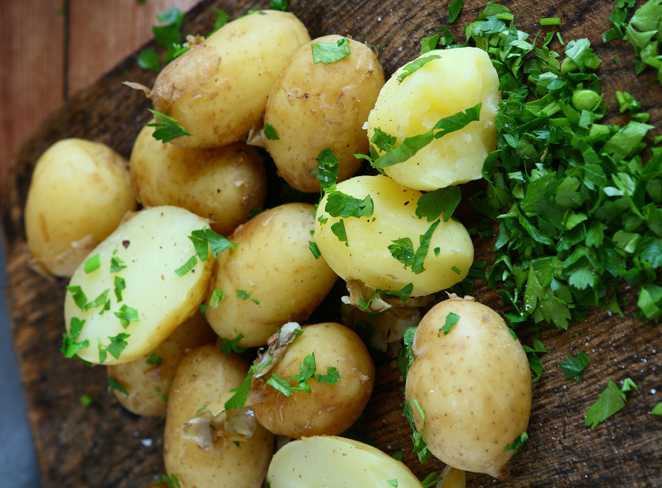 Így készül a tökéletes petrezselymes újkrumpli: egyetlen trükkje van