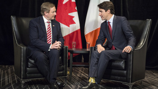 Váratlanul pompás zokniban tárgyalt a kanadai miniszterelnök