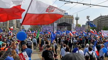 Kormányellenes tüntetést tartottak Varsóban az európai Lengyelországért