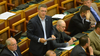 Veréssel fenyegette Szilágyi Dömötört a parlamentben