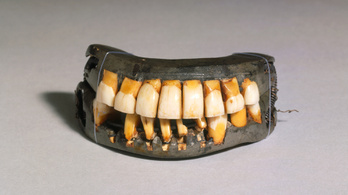 Amerika első elnöke a rabszolgáitól vett fogakat