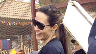 Angelina Jolie fülig érő vigyorral élvezi a reneszánsz vásárt