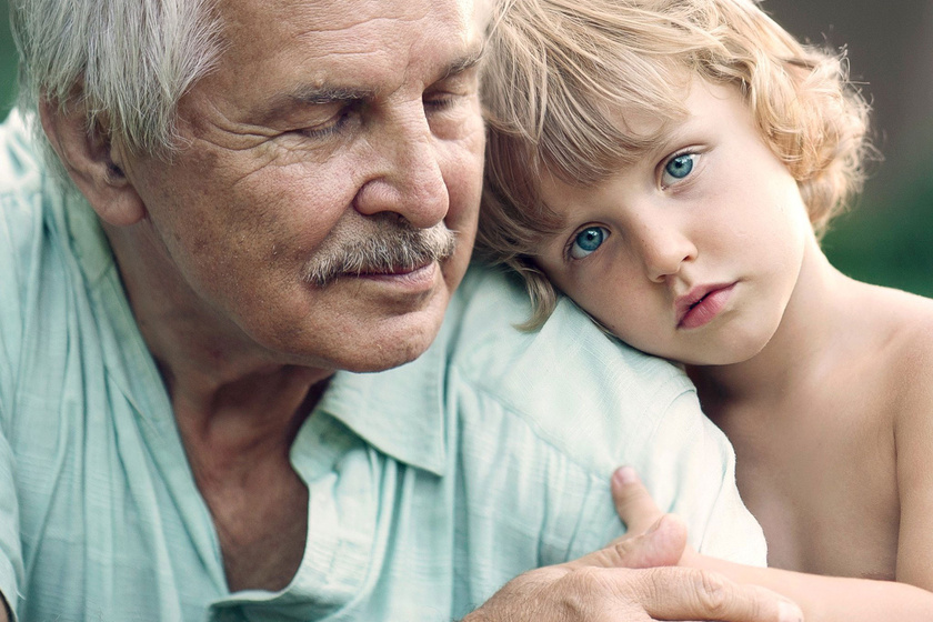 Bölcs szív és reszkető kezek: gyönyörű fotókon a nagyszülői szeretet