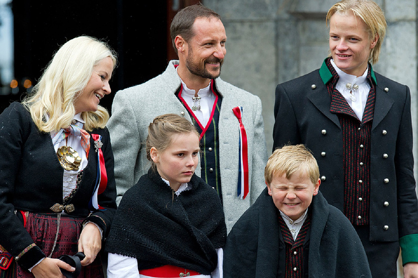 A 11 éves herceg zavarba hozta a királyi családot - Nyilvánosan bohóckodik az erkélyen
