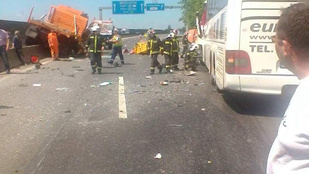 Buszbaleset az M0-son: a vezető meghalt, huszonöten megsérültek