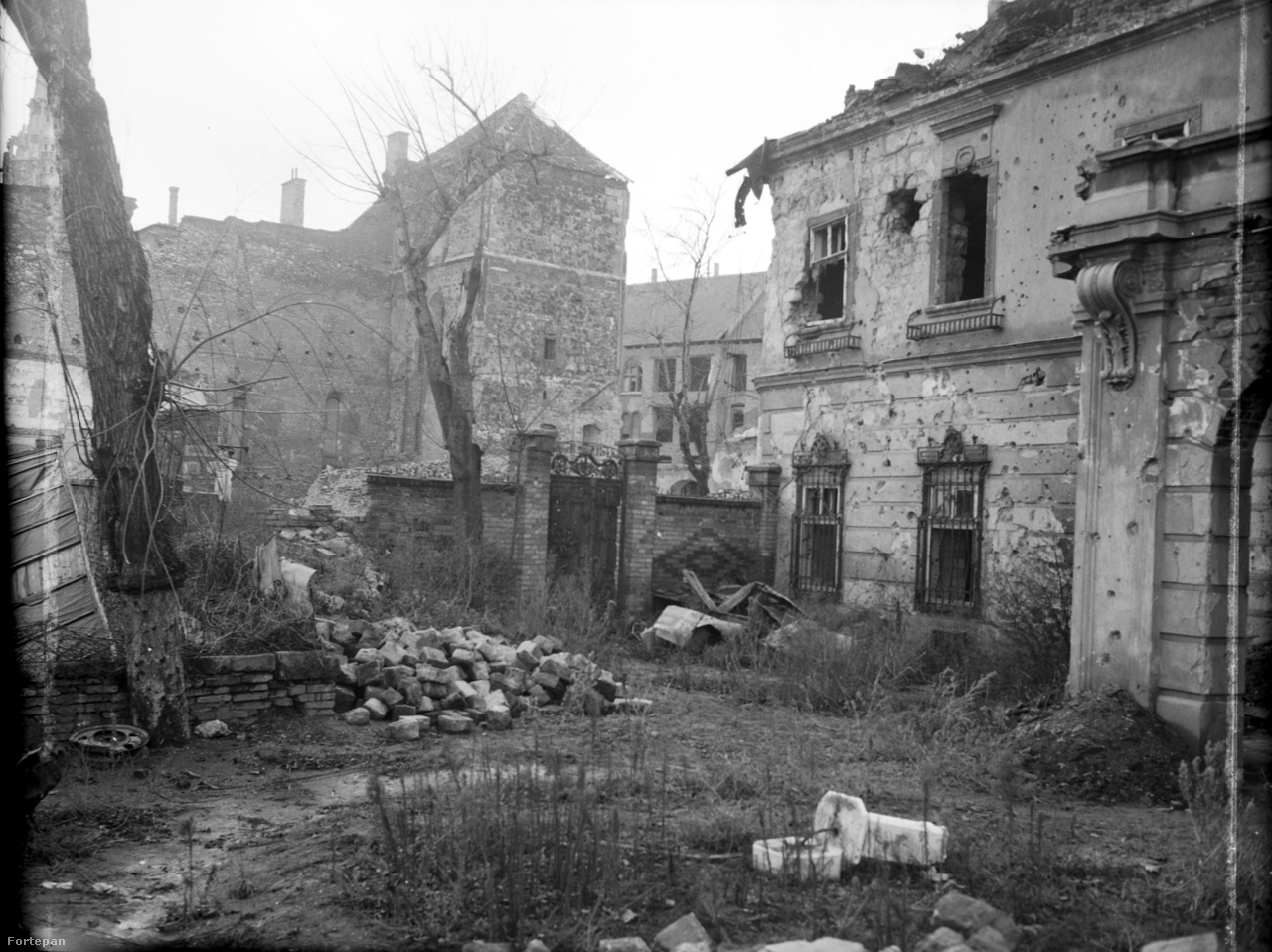 Ami megmaradt. A korábbi brit követség kertje 1949-ben&nbsp;Az „előtte-utána” fotópáron Lutz brutálisan dokumentálta a háború pusztítását.