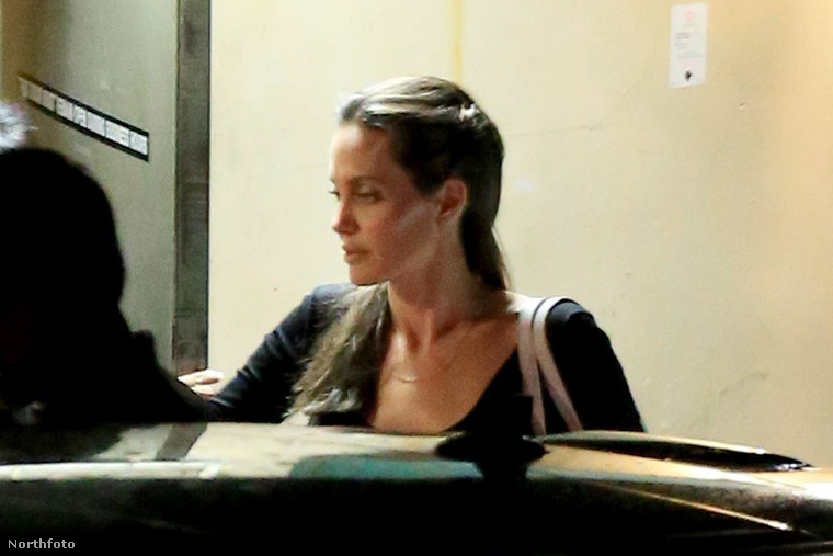 Angelina Jolie elhagyja az egyik Beverly Hills-i Sushi éttermet.