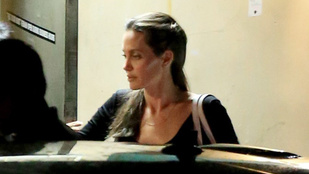 Angelina Jolie négy gyerekével és apjával vacsorázott anyák napján
