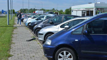 Egy éve tehetetetlenek a hatóságok a Röszkén parkoló roncsautókkal