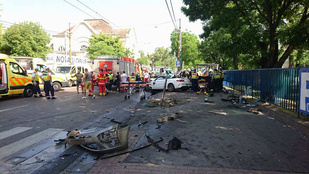 Buszmegállóba csapódott egy autó Budapesten