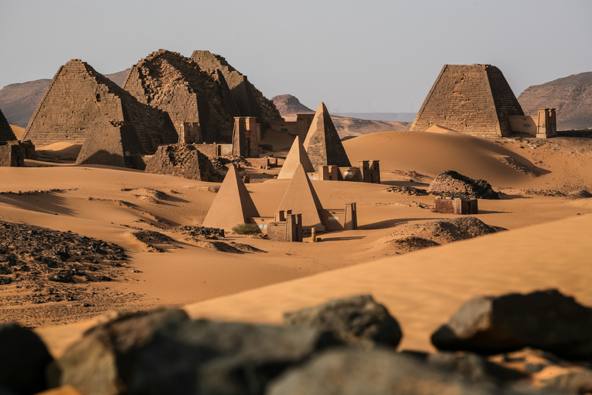 250 piramist rejt az ország, mégsem láthatják a turisták: nézd meg a 4000 éves szudáni építményeket