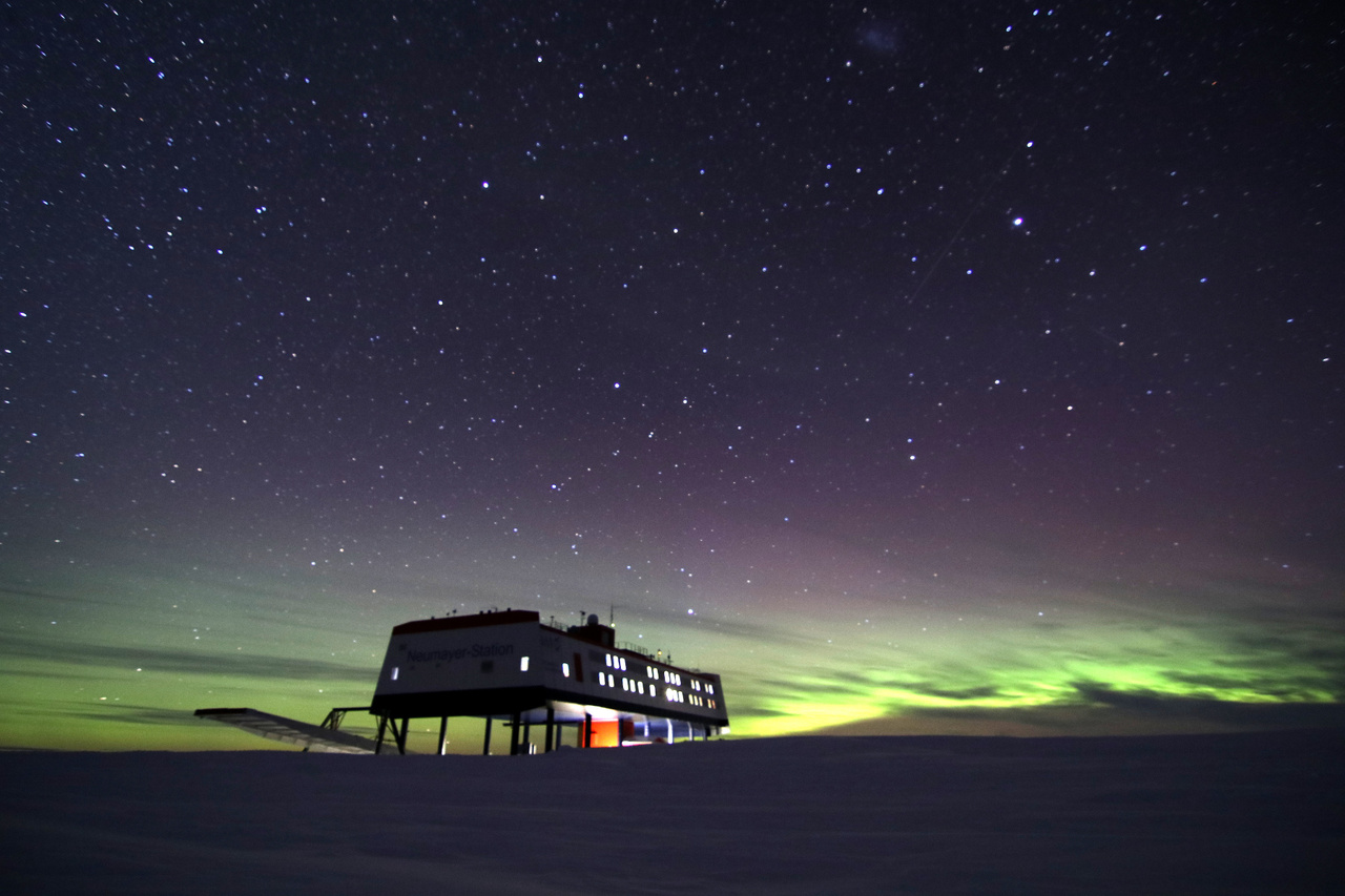 Derengő sarki fény (aurora australis) a horizonton.